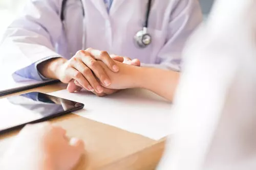 доктор поддерживает пациента в лечении психических расстройств